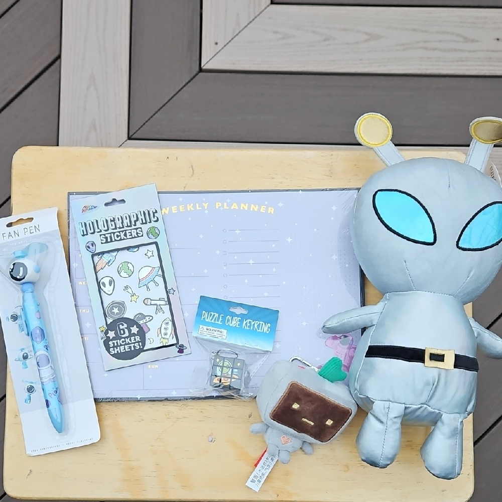 ALIEN SIX PIECE GADGET ITEMS